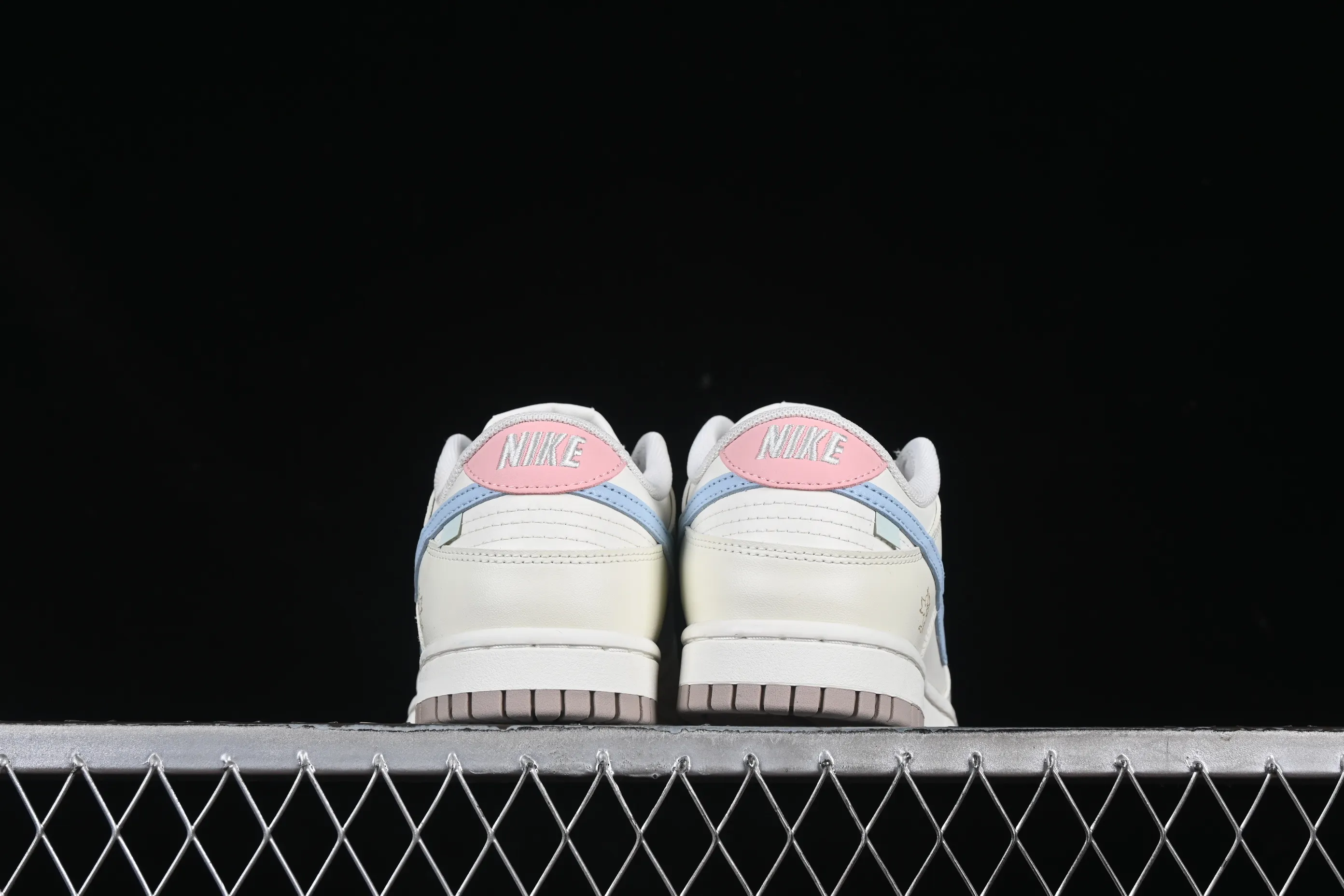 All categories Nk SB Dunk Series Nk SB Dunk Low High-end customized low-top sneakers Nike SB Dunk Low Cupid Heart Anniversary high-end customized low-top casual sneakers YW0212-012